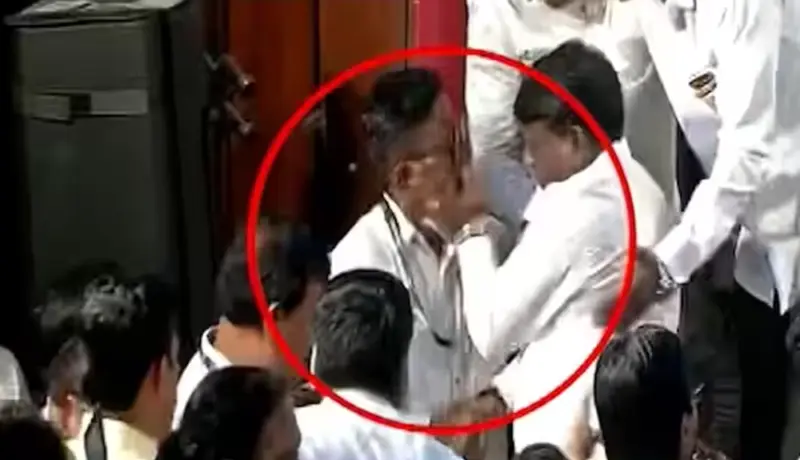 पुणे शहरात भाजप आमदाराची अजित पवार यांच्यासमोरच पोलिसाला मारहाण.