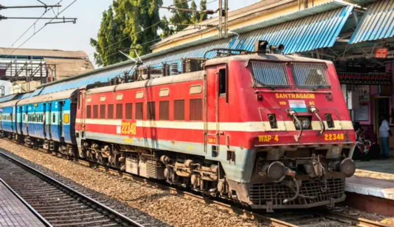 Video: जवानाने प्रवाशाचा जीव वाचवण्यासाठी लावली जीवाची बाजी.