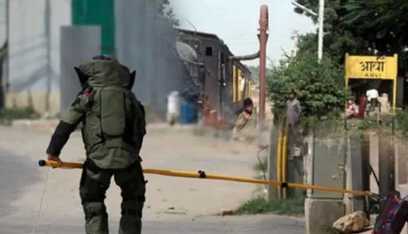 प्रेयसीच्या साखरपुड्यानंतर नवऱ्याच्या घराच्या गेटला लावली बॉम्बसदृश वस्तू अन् पुढे.