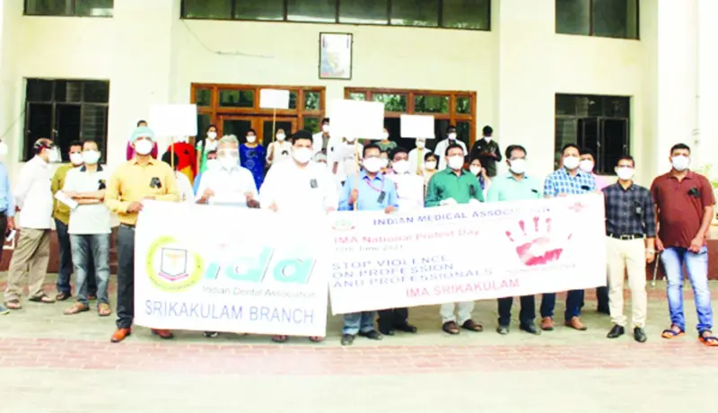 దాడుల నుంచి రక్షణ కల్పించాలని నిరసన