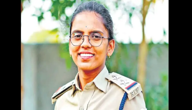 साखरपुडा सोहळ्यात खाकी गणवेश परिधान करून आली अन्.