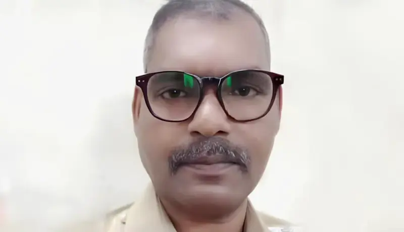 पोलिसकाकाचा मृतदेह घराच्या अंगणातच झाडावर लटकलेला दिसला अन्.