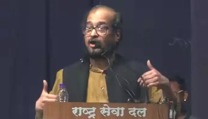 पत्रकार निखिल वागळे यांच्या गाडीवर हल्लाप्रकरणी गुन्हा दाखल.