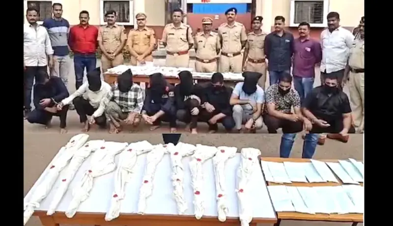 नगरमध्ये मोठ्या शस्त्रसाठ्यासह 9 काश्मिरी युवकांना अटक.