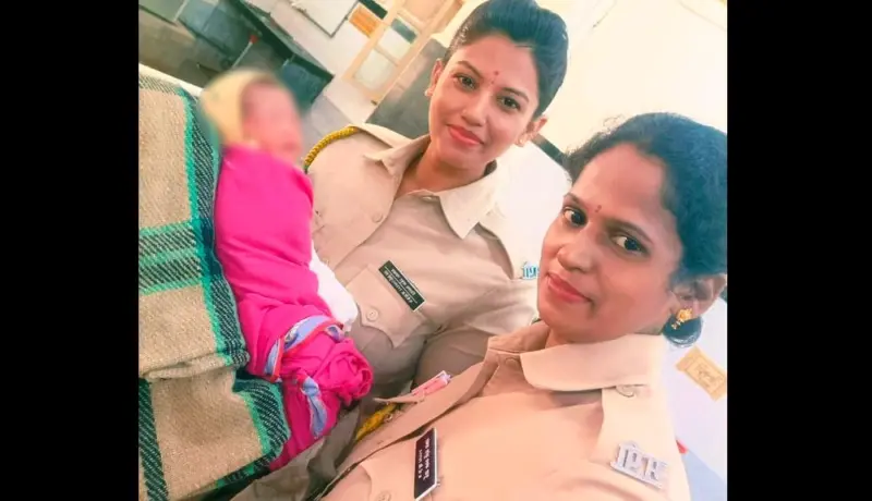 महिला पोलिस कॉन्स्टेबलमुळे फूटपाथवर झाली सुखरुप प्रसुती.