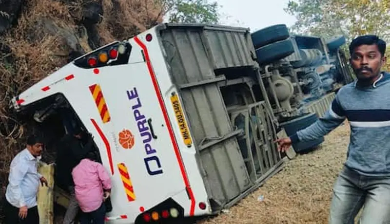 ताम्हिणी घाटात वऱ्हाडाच्या बसला अपघात; ५ जणांचा मृत्यू.