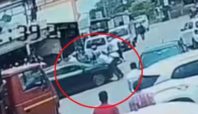 Video! पुणे जिल्ह्यात टोळक्याने युवकाला बोनेटवरुन फरफटत नेलं अन्.