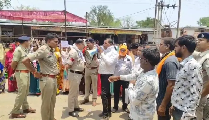धमतरी : अछोटा में ग्रामीणों का सड़क जाम, अनियमितताओं और अवैध रेत खनन पर कार्रवाई की मांग तेज