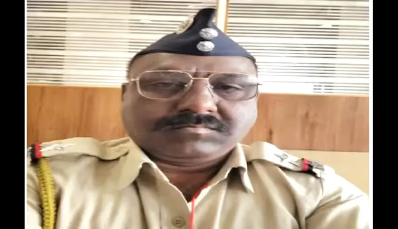 नाशिकमध्ये पोलिसकाकावर भर रस्त्यात चाकू हल्ला; आरोपीला पकडलेच.