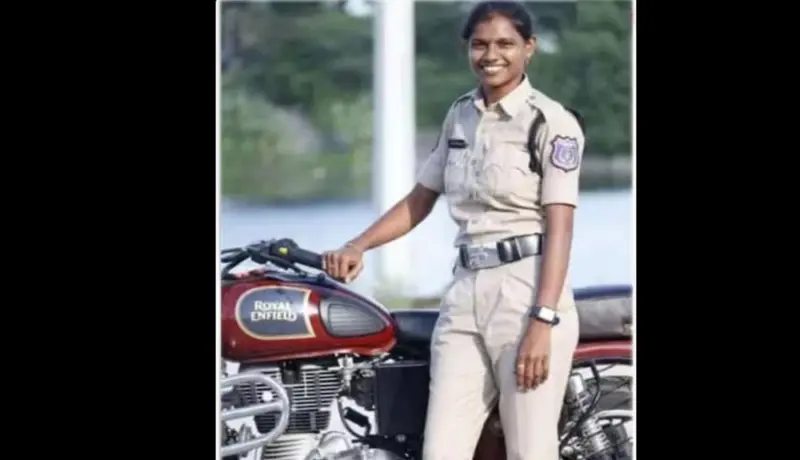 महिला पोलिस हवालदाराची सख्ख्या भावाने रस्त्यातच केली कुऱ्हाडीने हत्या.