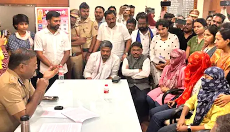 पुणे पोलिसांनी तीन युवतींचा छळ केल्याचा आरोप; पाहा घटनाक्रम.