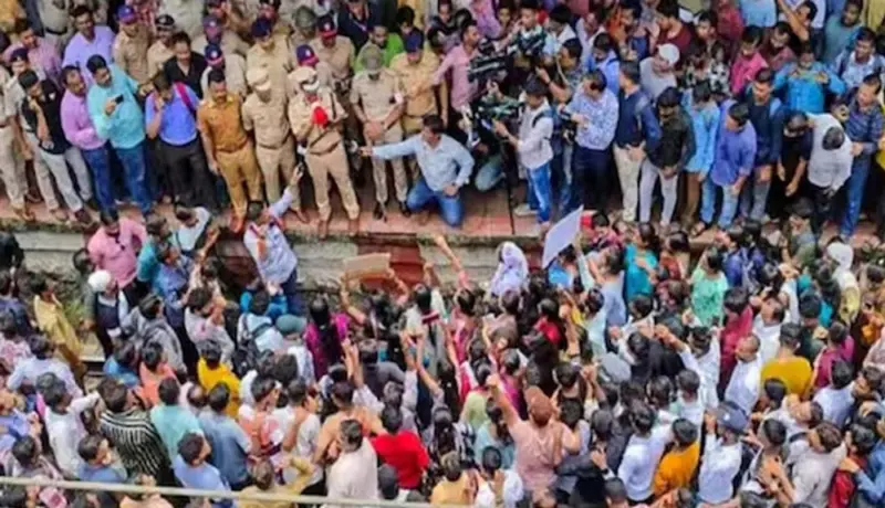 बदलापूर आंदोलकांवर कारवाई; 300 जणांवर गुन्हा तर 28 जणांना अटक.