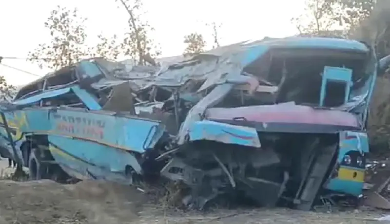 नाशिकमध्ये बस दरीत कोसळली, 7 जण ठार, 15 गंभीर जखमी.