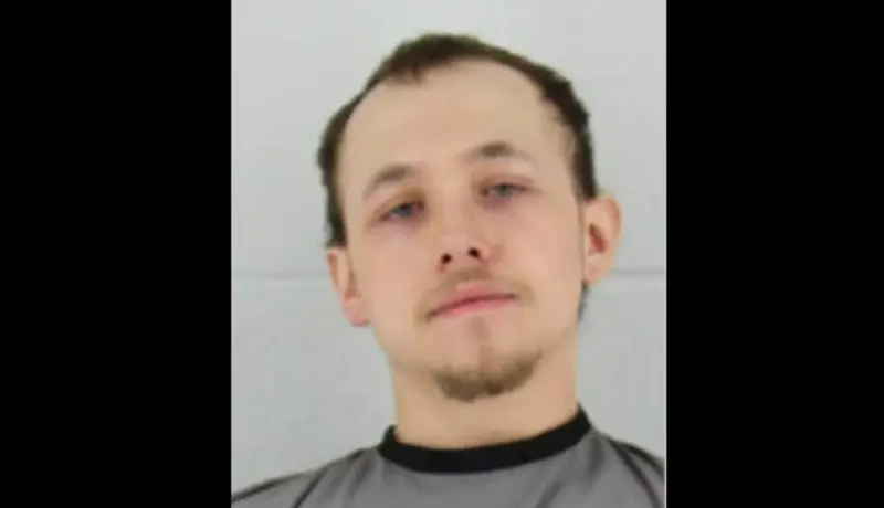 विकृती! रेस्टॉरंटमध्ये काम करणाऱ्या वेटरचे संतापजनक कृत्य.