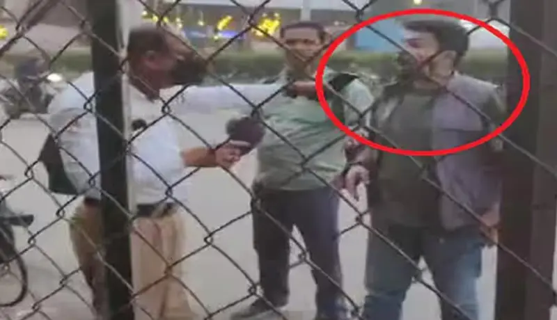 पुणे शहरात भररस्त्यात पोलिसाला युवकाने केली मारहाण.