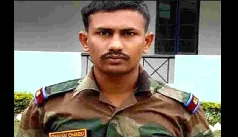 माजी जवान चंदू चव्हाण यांना पालिका कर्मचाऱ्यांकडून बेदम मारहाण.