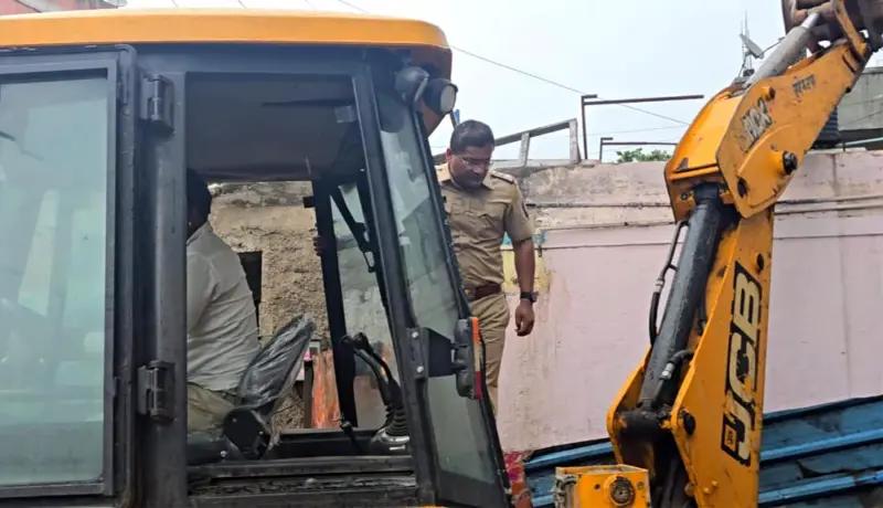 Video : पुणे पोलिसांनी चालवला आरोपींच्या अनधिकृत बांधकामावर बुलडोझर.
