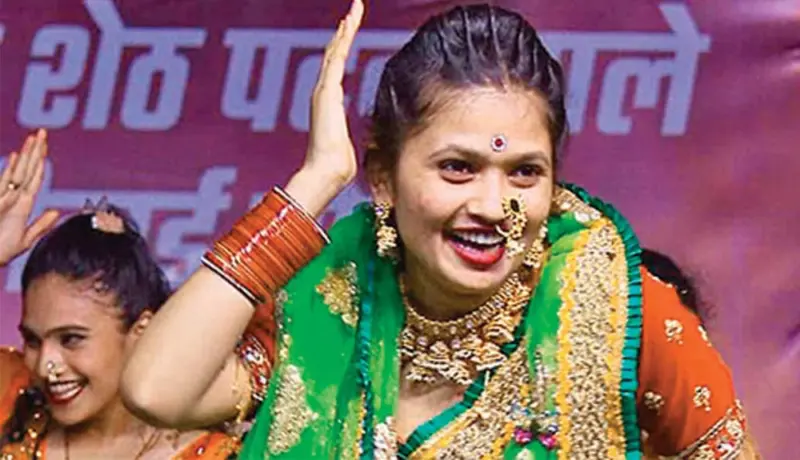 पुणे! गौतमी पाटील हिच्या कारला भल्या पहाटे भीषण अपघात.