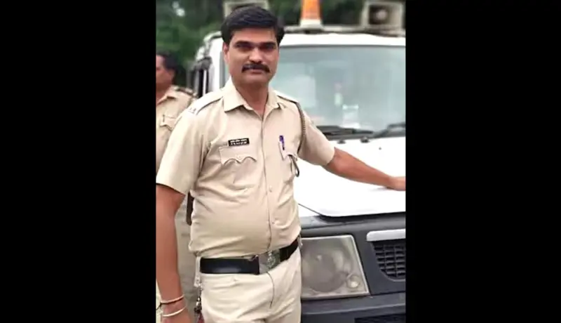 पुणे ! ड्यूटी संपवून घरी जाणाऱ्या पोलिसावर दोघांकडून कोयत्याने वार.