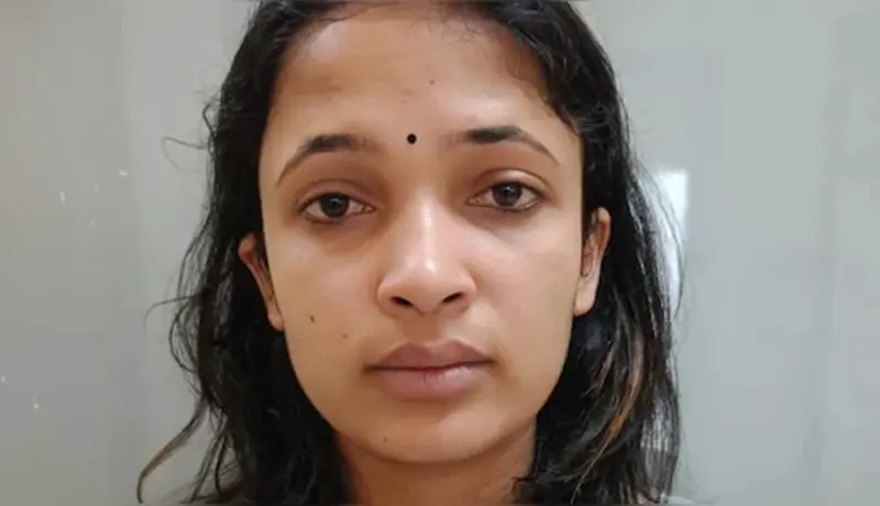 शिक्षिकेने ओढलं विद्यार्थिनीच्या वडिलांना प्रेमाच्या जाळ्यात अन् स्वतःच अडकली.