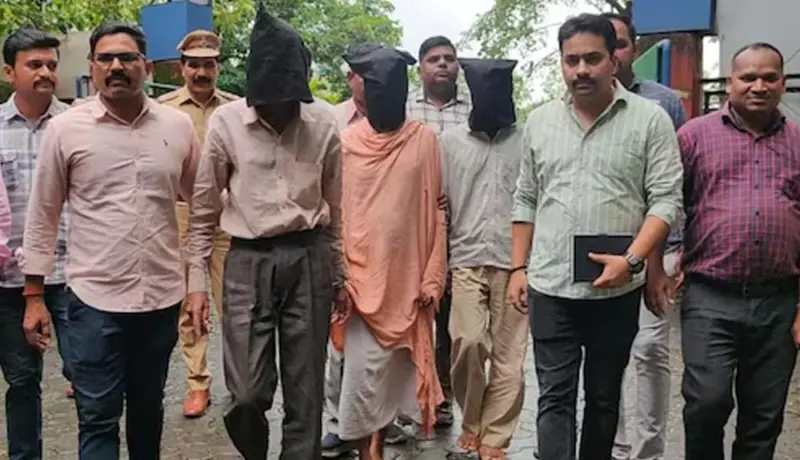 संतापजनक! मंदिरातील तीन पुजाऱ्यांनी युवतीवर केला बलात्कार अन् पुढे.