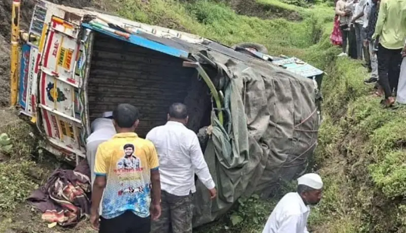 पुणे जिल्ह्यात भाविकांच्या वाहनाला अपघात; ८ महिलांचा मृत्यू; पाहा नावे.
