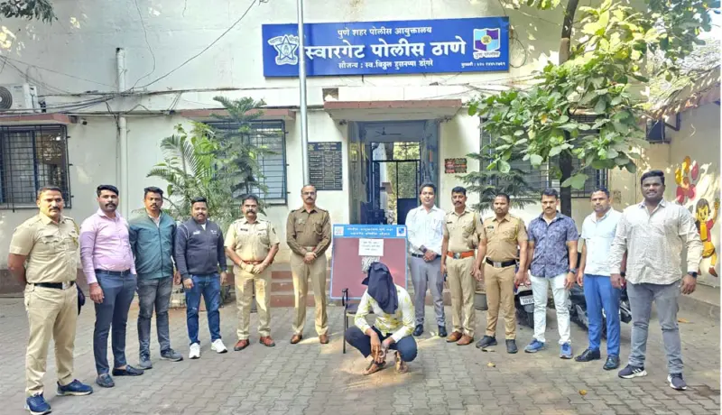स्वारगेट पोलिसांनी रेकार्ड वरील गुन्हेगारास पिस्टल मॅग्जीनसह केली अटक.