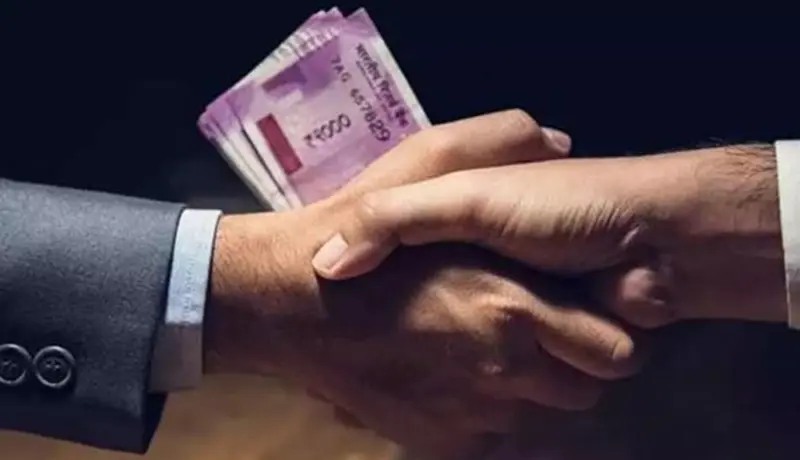 निवडणूक आयोगाच्या भरारी पथकातील लाच घेणारे पाच अधिकारी निलंबीत.