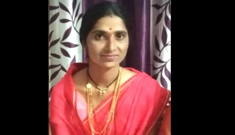 मोबाईलवरून अल्पवयीन मुलाने महिलेच्या डोक्यात दगड घालून केला खून.