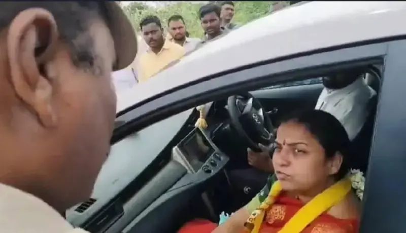 मंत्र्याच्या पत्नी पोलिस अधिकाऱ्याला नको नको ते बोलली.