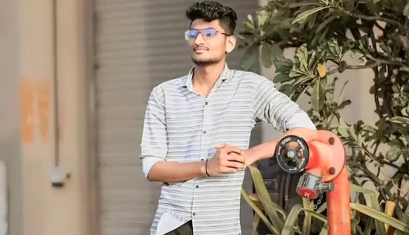 हृदयद्रावक! विद्यार्थ्याने पेपर लिहिता लिहिताच घेतला जगाचा निरोप.