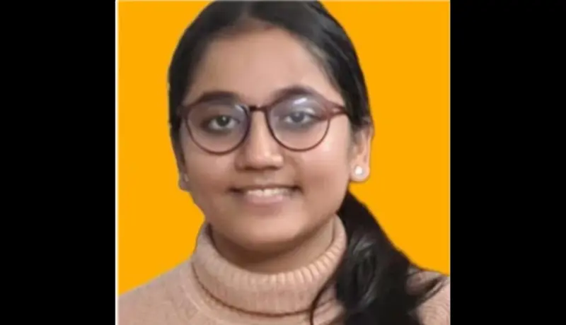 हृदयद्रावक! मानसी लोहगडावरील एका कठड्यावर निराश अवस्थेत बसली अन्.