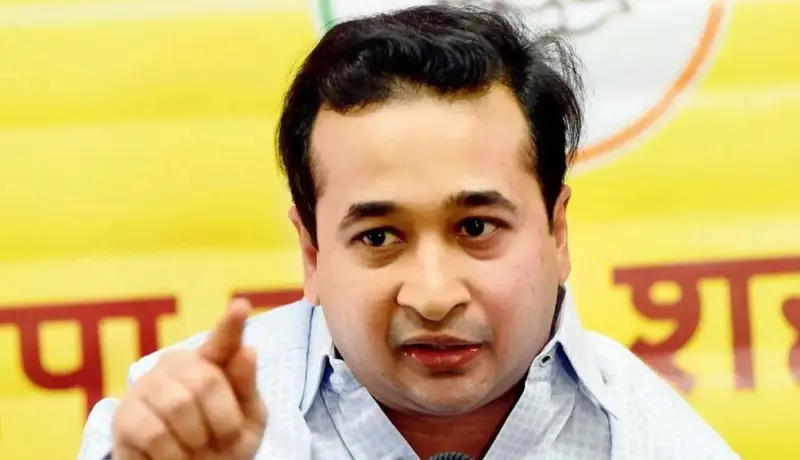 नितेश राणे यांनी भर सभेत दिली थेट पोलिसांना धमकी; म्हणाले.