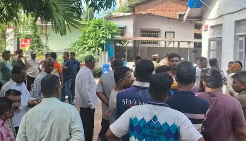 हरिहरेश्वरमध्ये मद्यधुंद पर्यटकांना रुम नाकारली; महिलेला कारखाली चिरडलं.