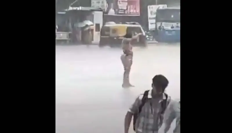 Video: पुणे शहरात भर पावसात महिला पोलिस अधिकाऱ्याकडून वाहतूक नियंत्रण.