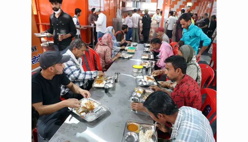 J&K Bank officials serve meals at GMC Jammu's 'Apna Bhojanalya'