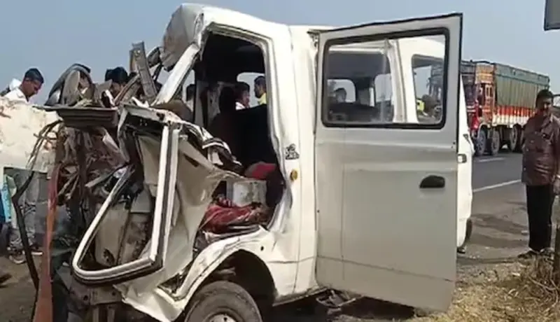 पुणे-नाशिक मार्गावर भीषण अपघात, 9 जणांचा जागीच मृत्यू.