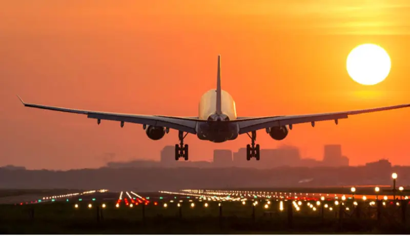 दिल्लीत विमान लँडिंग होताच पायलटचा मृत्यू; नुकतंच झालं होतं लग्न.