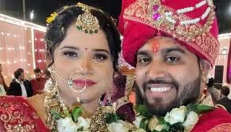 शिक्षक नवरा नवविवाहीत पत्नीला हसायला सांगायचा अन् फोटो काढायचा.