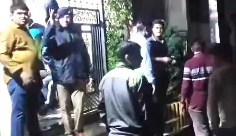 राजकीय नेत्याच्या घरावर पोलिसांचा छापा; मिळाल्या धक्कादायक वस्तू.