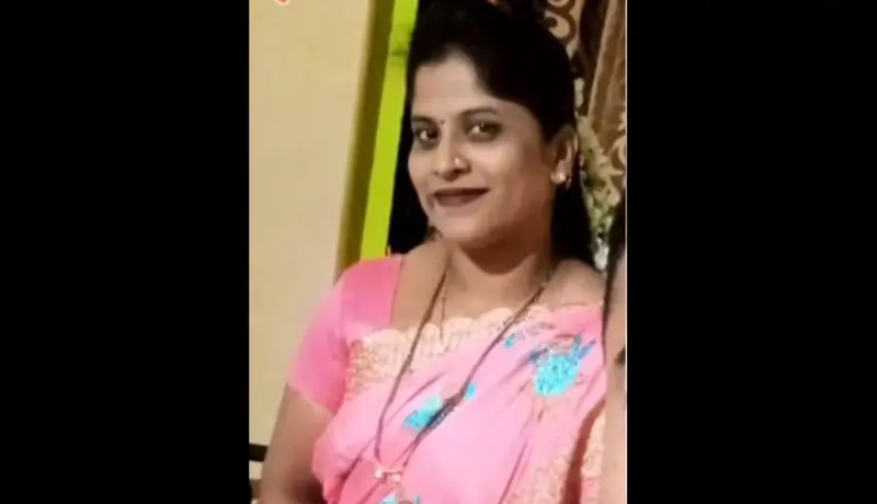 नवऱ्याने भर बाजारात पत्नीच्या अंगावर पेट्रोल टाकून पेटवले.