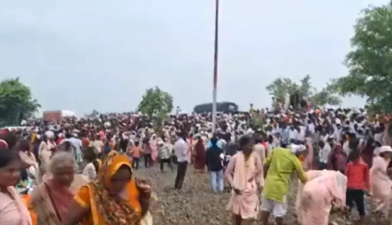 उत्तर प्रदेशात सत्संगात चेंगराचेंगरीत १०७ जणांचा मृत्यू.