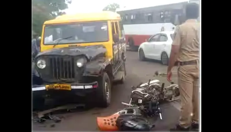 सांगलीत दुचाकी अपघातात आईसह दोन मुलांचा जागीच मृत्यू.