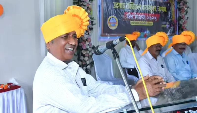 हृदयद्रावक! स्नेहसंमेलनामध्ये गाणं म्हणत असतानाच सर कोसळले अन्.