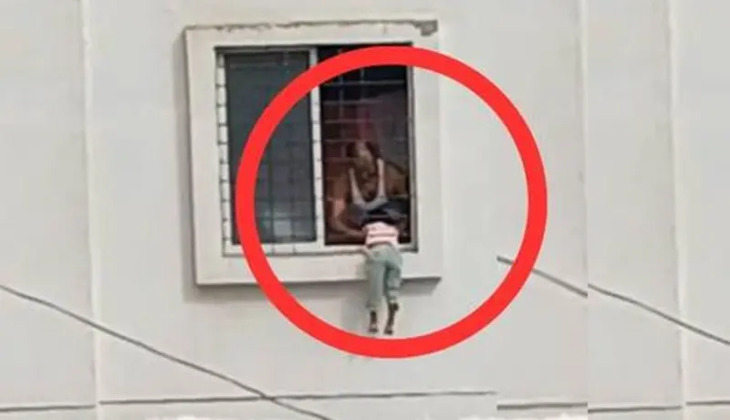 पुणे Video: चिमुकली खिडकीतून पडण्याच्या स्थितीत असतानाच जवानाने घेतली धाव.