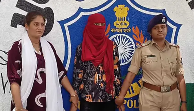 शिक्षिका अल्पवयीन विद्यार्थ्यापासून राहिली गरोदर अन् काढला पळ.