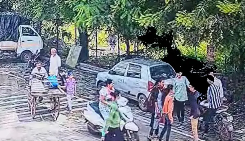 Video: नाशिकमध्ये मुलीची छेड काढणाऱ्यांना महिलेने शिकवला चांगलाच धडा.