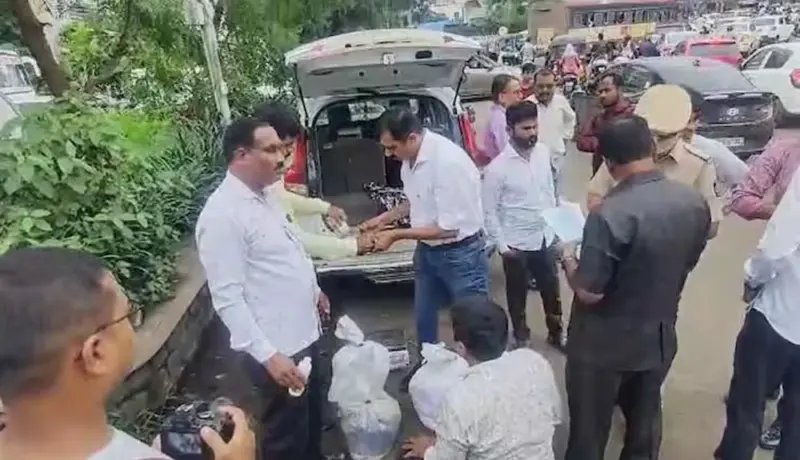 नाशिक पोलिसांना पेट्रोलिंग करताना कार संशयास्पद आढळून आली अन्.