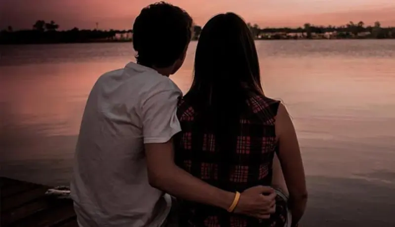 प्रेयसीसोबत लॉजवर नवऱ्याला रंगेहाथ पकडलं; घाबरून मारली उडी.