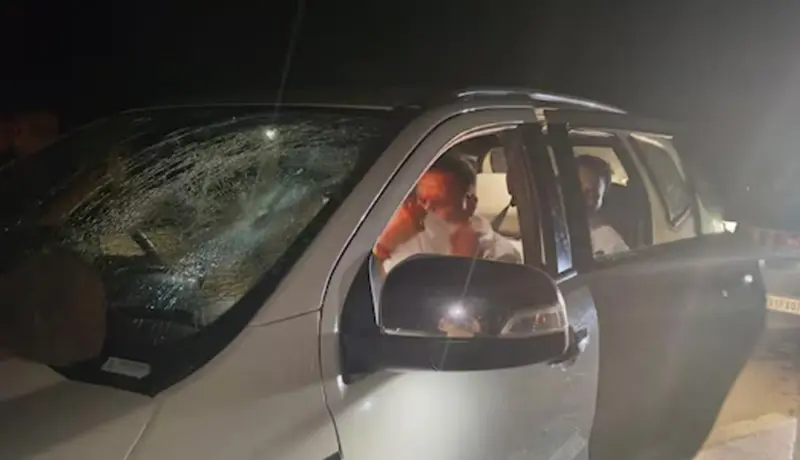 अनिल देशमुख यांच्या गाडीवर तुफान दगडफेक, गंभीर जखमी, डोक्यातून रक्तस्त्राव.